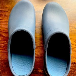 NEW Dansko Kane clogs - UK size 39 - US 8.5 - blue - no box